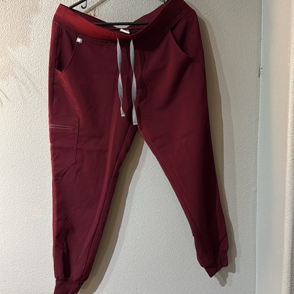 FIGS Womens Scrub set. Size medium. PO# 1645 Burgundy. Brand New. - Picture 4 of 8